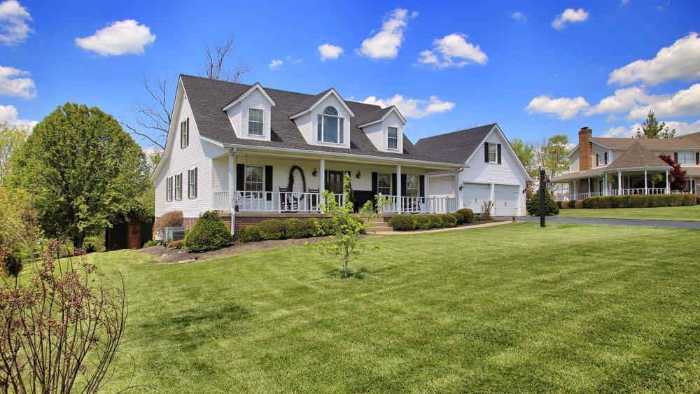 KENTUCKY COUNTRY HOME IN GOLF COURSE COMMUNITY