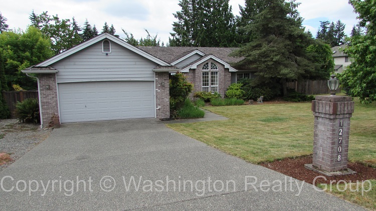 Front yard of Home for sale in Sumner WA